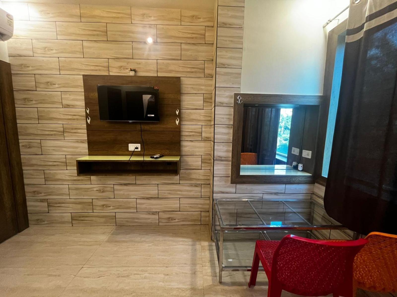 Taj Nice Point Manage By Taj Sunrise Group Agra  Exterior foto